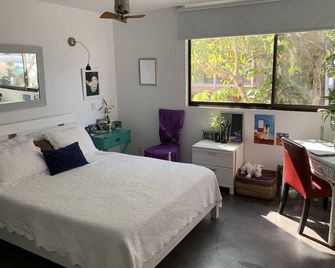 Renovated Private Beachfront w private outdoor space steps from the water - Los Angeles - Bedroom