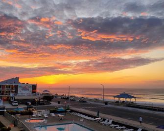 Acropolis Oceanfront Resort - נורת' ווילדווד - בריכה