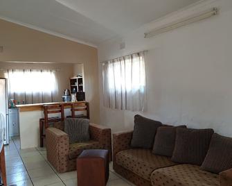 The Monkey Tree Guest House - Thabazimbi - Living room