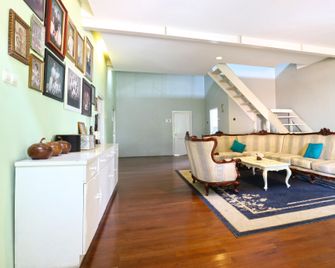 Rose Chamber Bed & Breakfast - Bandung - Resepsjon