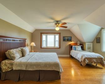 Luxurious Owasco Lakefront Home with Level Lakeshore Beachfront 200 Feet +\- - Auburn - Habitación