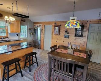 Vasha is a cozy pet-friendly lake house for relaxing in a secluded location. - Pittsfield - Dining room