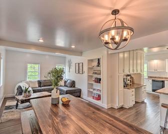 The Millersburg Mountain House Getaway with Gazebo! - Millersburg - Living room