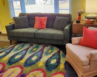 Retro themed 2-bedroom house in Boone The Retro Rambler is pet friendly! - Boone - Huiskamer