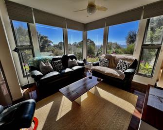 Sunrise on Falie Seaview Eco Accommodation - American River - Living room