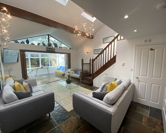 Beautiful Contemporary Beach Living - Torquay - Living room