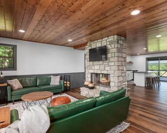Romantic renovated country cabin with views. - Farmington - Living room
