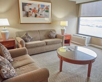 Seaport Resort and Marina - Fairhaven - Living room