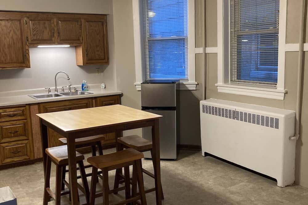Charming 1 Bedroom entire Apartment - 1 Mile from Wrigley - Chicago - Kitchen