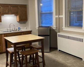 Charming 1 Bedroom entire Apartment - 1 Mile from Wrigley - Chicago - Kitchen