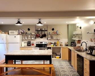 8-bedroom vacation home just 16 minutes from Golf Club at Equinox - Dorset - Kitchen
