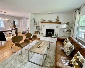 Beach, Pool, Wine, Shopping! - Mattituck - Living room