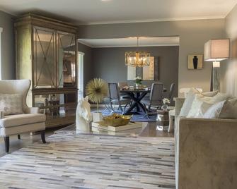 Luxurious Accommodations Await You Here - Bartlett - Living room