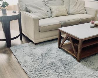 Mallard Manor- Downtown Boerne, Easy walk to Main St- Premier Host - Boerne - Living room