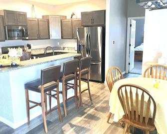 Bee Our Guest Entire 3 Bedroom Place Lots of Natural Light - Pueblo West - Kitchen