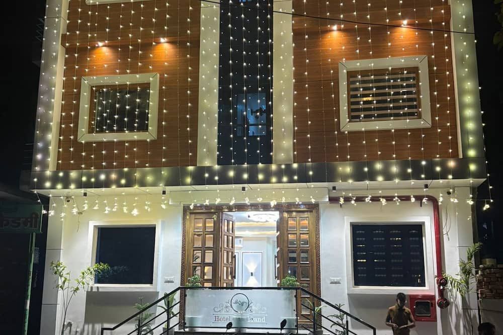 Hotel DC Grand - ורנאסי - בניין