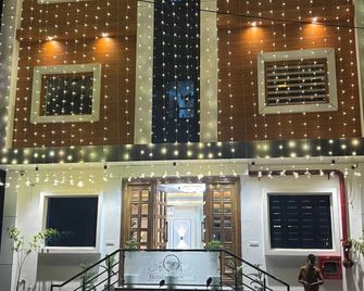 Hotel DC Grand - Varanasi - Building