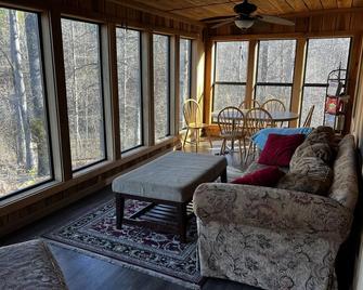 Cabin with hot tub, fire pit, and fishing pond. - Lawrenceburg