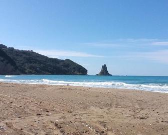 Sofia Margarita's Rooms - Agios Gordios - Пляж