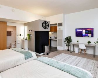 2 units in 1! Silver Screen Getaway - Downtown Dsm - Des Moines