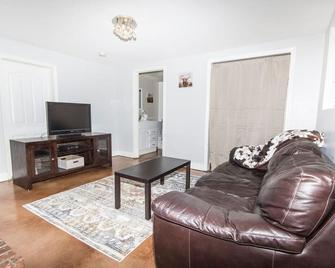 Horses | Farm Experience - Marriott-Slaterville - Living room