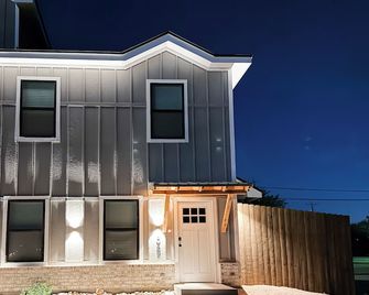 Lovely 3-bedroom house with AC in San Angelo: River's West Texas Escape - San Angelo - Budova