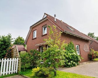 Nice upper floor apartment for mx. 3 persons WLAN-pets welcome - Nessmersiel - Gebäude