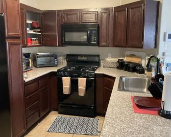 Enjoy your stay in a clean, safe environment easy access to freeways - Las Vegas - Kitchen