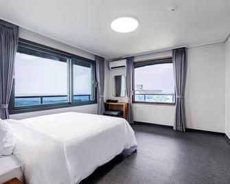 Aewol Stay in Jeju Hotel&Resort - Чеджу - Спальня