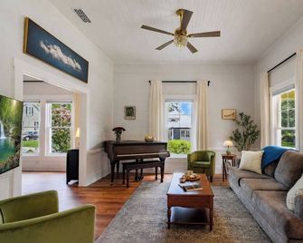 The Magnolia | 1900 Historic•grand Piano•3 Kingbrs - Alachua - Huiskamer