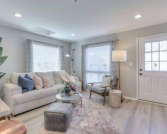 Walk to Broadway Riverfront Condo with Pool - Nashville - Sala de estar