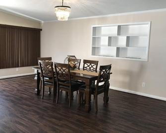King's Court - Entire House - 3 Bedrooms - Cozy, Comfortable & Clean - Goldsboro - Dining room