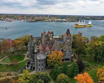 Schooners On The Bay, A Perfect Cottage, Walk To Anything In Alexandria Bay - Alexandria Bay - Building