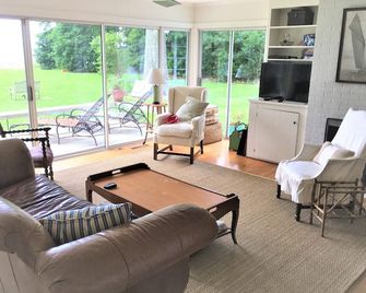 River House Looking At The Chesapeake Bay/Monthly Rental - White Stone - Living room