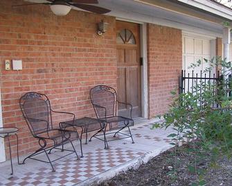 4 Bedroom, 2.5 Bath Downtown Home, Easy Access To Ih35, Fenced Yard - אוסטין - פטיו