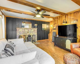 Hike, Ski & Fish: Charming Cabin in Twain Harte! - Twain Harte - Wohnzimmer