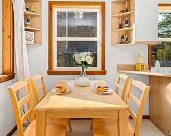 Sand Bucket - Manzanita - Dining room