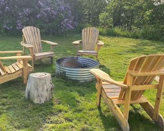 Restored Farm House Lake on the Mountain Prince Edward County - Prince Edward - Patio