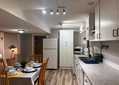 Vacation home near West Edmonton Mall - Edmonton - Phòng bếp