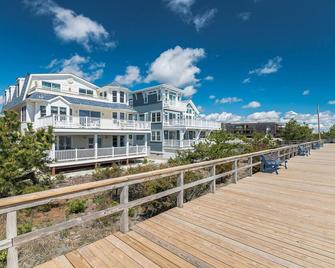 7 Bedroom Beach Front House - Avalon