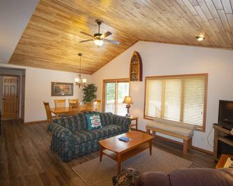 Peaceful and relaxing Northwoods Property minutes from the Eagle River Chain - Eagle River - Living room