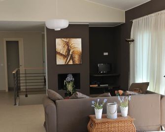 5 Bedroom Villa, Pool, A/C, Beach, Family Friendly, Fibra Unlimited Wifi - Porto-Vecchio - Living room