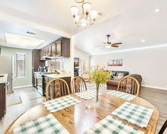 Charming Lodi Getaway Near Vineyards & Downtown! - Lodi - Dining room