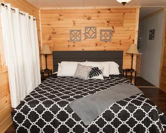 Colonels' Cabin at Ramp 11 Retreat by Concord Sun - Paducah - Bedroom