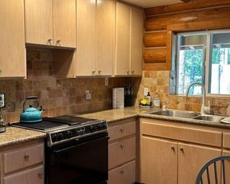Cozy Log Cabin with private access to the Trinity River! - Trinity Center - Cocina