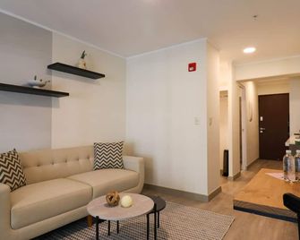 Studio 4 by Wynwood House - Lima - Wohnzimmer