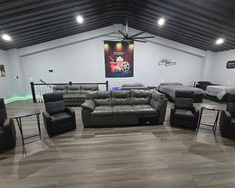 New, unique, 1 of a kind spacious house, features 4 bedrooms and theater room - Elizabeth City - Lounge