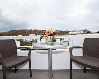 Mina Studios - Platis Gialos