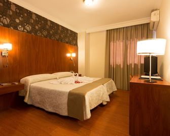 Hotel Familia Conde - Huelva - Schlafzimmer