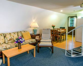 Self-Sufficient Cottages at Even'tide Resort - Wellfleet - Living room